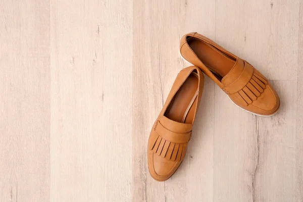 Kvinnliga skor på golvet — Stockfoto