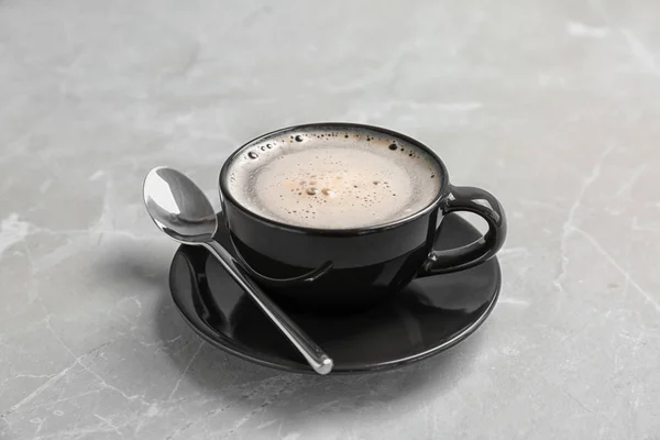 Tasse aromatischen heißen Kaffee auf Marmorhintergrund — Stockfoto