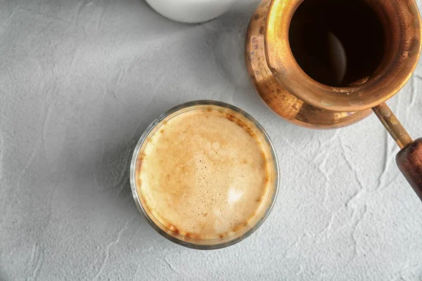 Segelas kopi panas aromatik di atas meja — Stok Foto