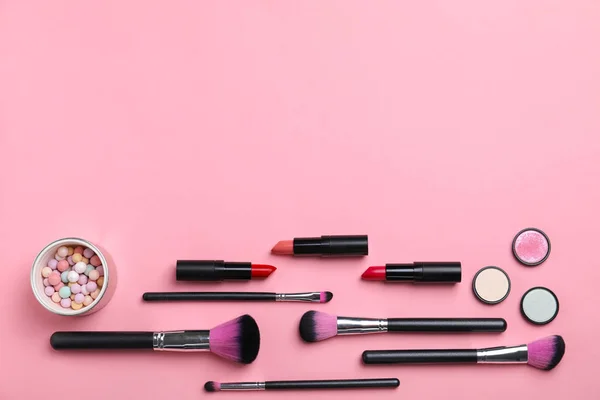 Plat lag samenstelling met cosmetische producten op kleur achtergrond — Stockfoto