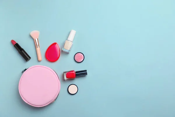 Plat lag samenstelling met cosmetische producten op kleur achtergrond — Stockfoto