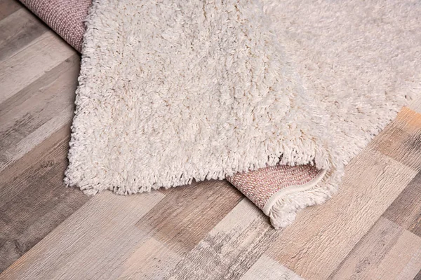 Leichter weicher Teppich auf Holzboden — Stockfoto