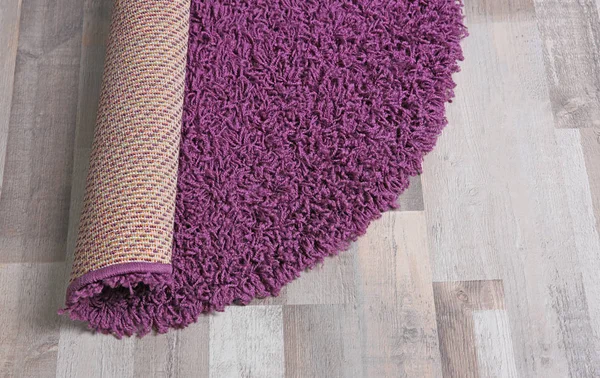 Ronde kleur tapijt op houten vloer — Stockfoto