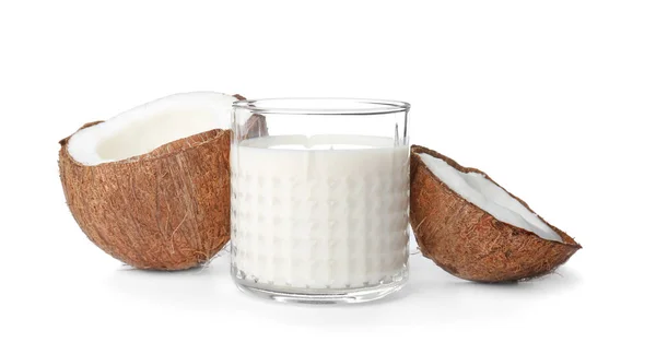 Vidro com leite de coco sobre fundo branco — Fotografia de Stock
