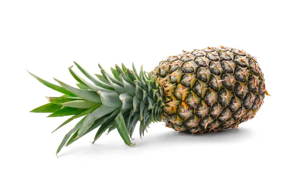Čerstvý ananas na bílém pozadí — Stock fotografie