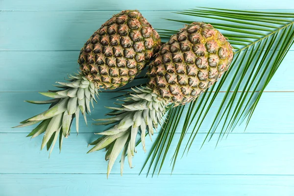 Verse ananas op houten achtergrond — Stockfoto