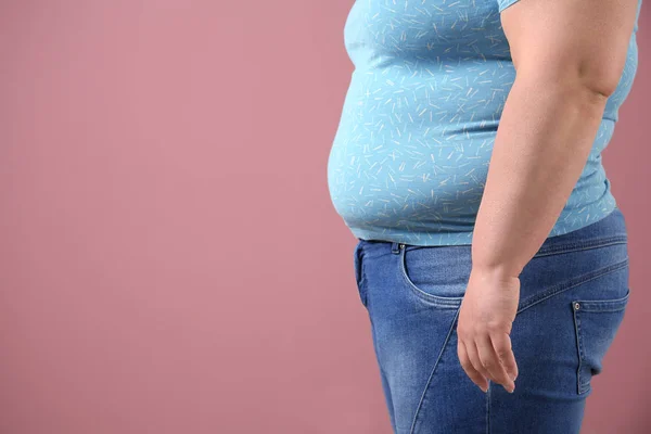 Übergewichtige Frau auf farbigem Hintergrund — Stockfoto