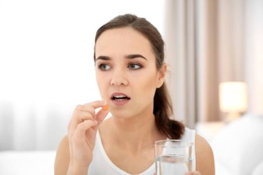 Genç kadın alarak hap kapalı