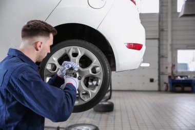 Genç makinist lastik Servisi direksiyonda değiştirme