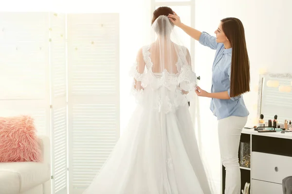 Stilista di moda preparare sposa prima del suo matrimonio in camera — Foto Stock