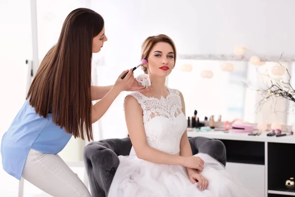 Maquiagem artista preparar noiva antes de seu casamento no quarto — Fotografia de Stock
