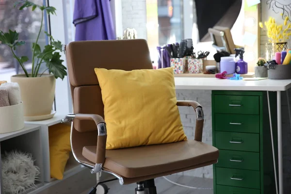 El puesto de trabajo de peluquero en el salón — Foto de Stock