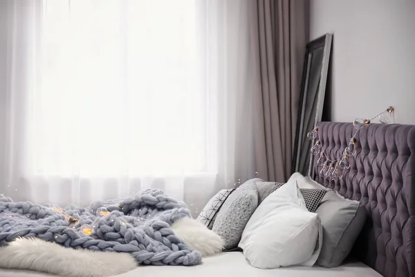 Gemütliches Zimmer-Interieur mit bequemen Bett — Stockfoto