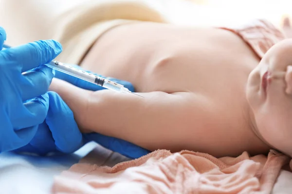 Läkare vaccinerande baby i klinik, närbild — Stockfoto