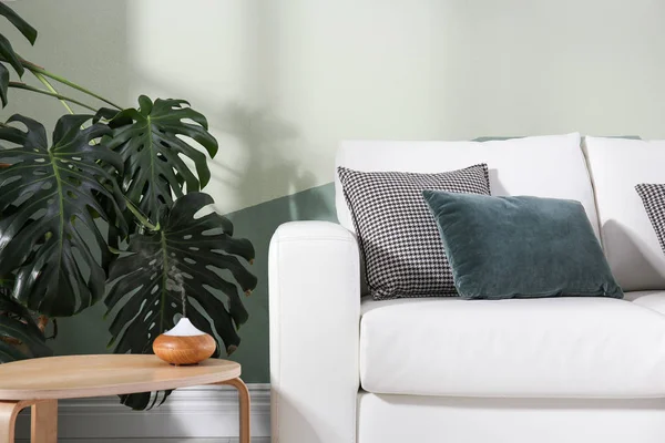 Interiér obývacího pokoje s pohodlnou pohovkou — Stock fotografie