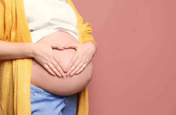 색상 배경에 캐주얼 옷에 젊은 임산부 — 스톡 사진