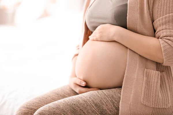 Jovem mulher grávida em casa, close-up — Fotografia de Stock