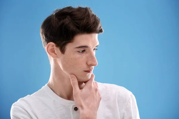 Retrato de jovem com cabelo bonito no fundo de cor — Fotografia de Stock