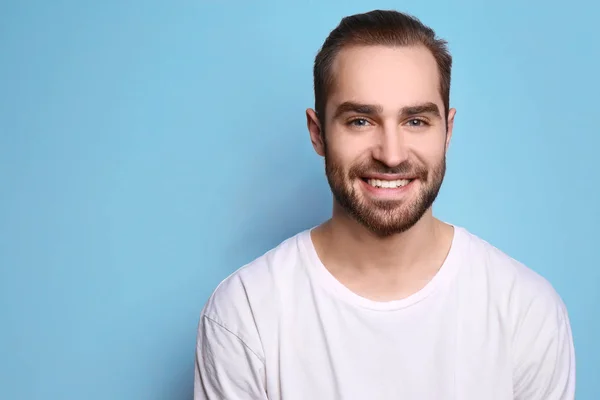 Joven con una hermosa sonrisa sobre fondo gris. Blanqueamiento dental — Foto de Stock