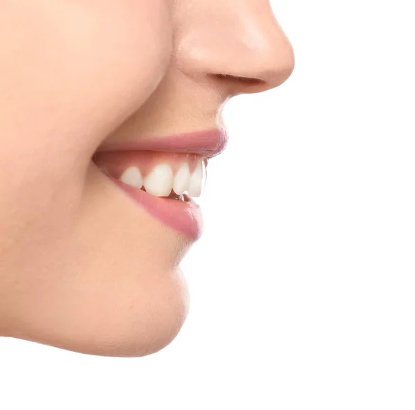 흰색 배경, 근접 촬영에 아름 다운 미소와 젊은 여자. 치아 미 백 — 스톡 사진