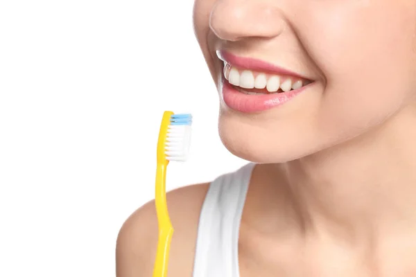 Ung kvinna borsta hennes tänder på vit bakgrund, närbild — Stockfoto