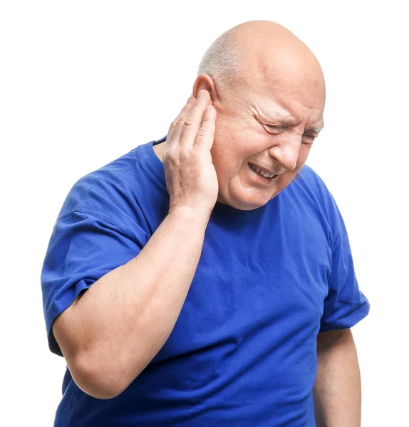 Senior férfi szenved a fájdalom a fül, a fehér háttér — Stock Fotó