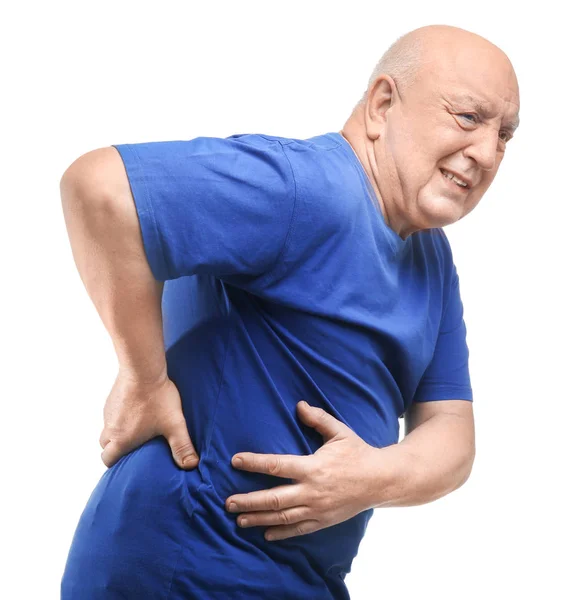 Homem idoso que sofre de dor nas costas no fundo branco — Fotografia de Stock