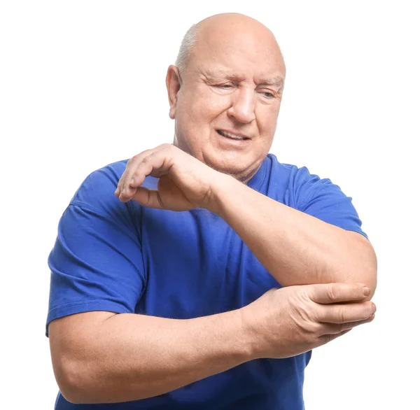 Senior Mann leidet unter Schmerzen im Ellbogen auf weißem Hintergrund — Stockfoto