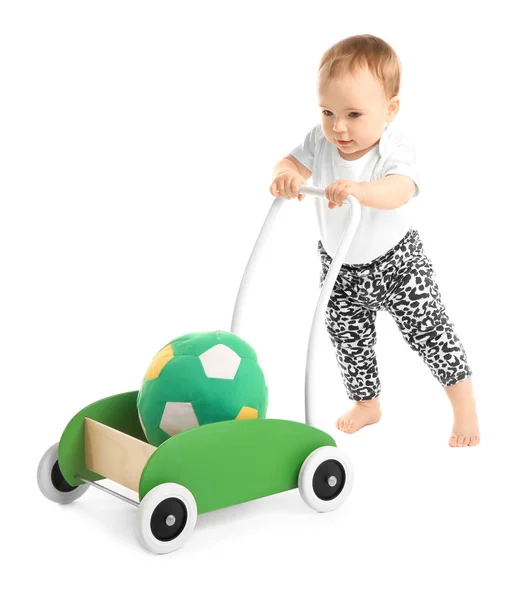 Lindo bebé con andador de juguete sobre fondo blanco — Foto de Stock