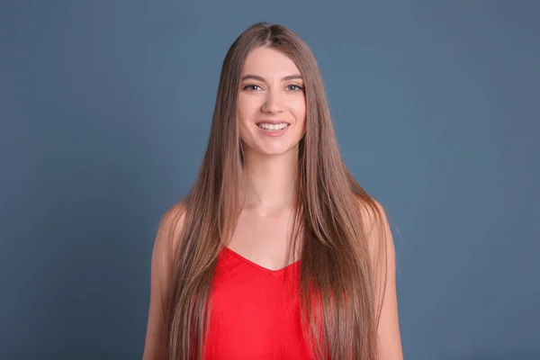 Portré, fiatal nő, hosszú szép haj, a háttér színét — Stock Fotó