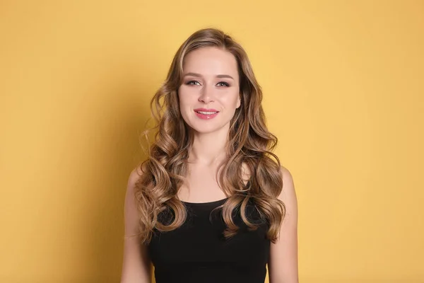 Retrato de mulher jovem com cabelo longo e bonito em fundo de cor — Fotografia de Stock