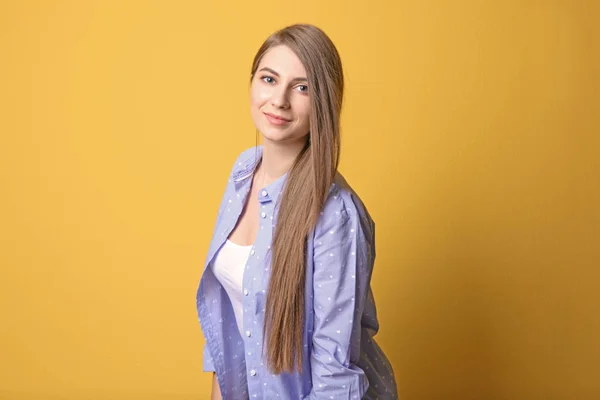 Retrato de mulher jovem com cabelo longo e bonito em fundo de cor — Fotografia de Stock