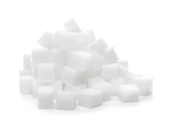 Heap de cubos de açúcar refinado no fundo branco — Fotografia de Stock
