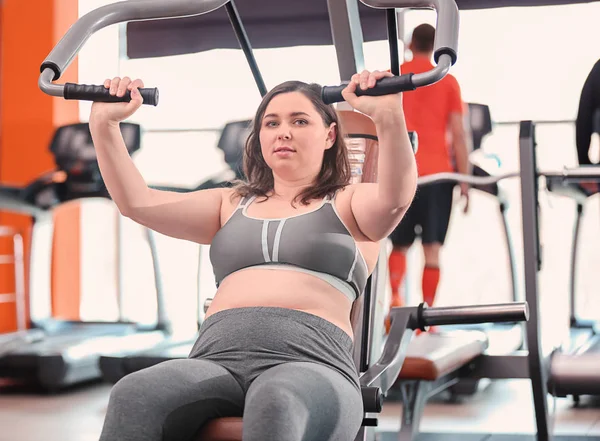 Overgewicht vrouw training in de sportschool — Stockfoto
