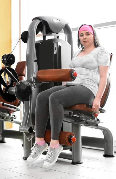 Overweight woman training in gym — Stock Photo, Image