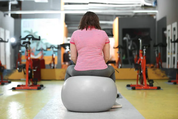 Overgewicht vrouw training met fitball in sportschool — Stockfoto