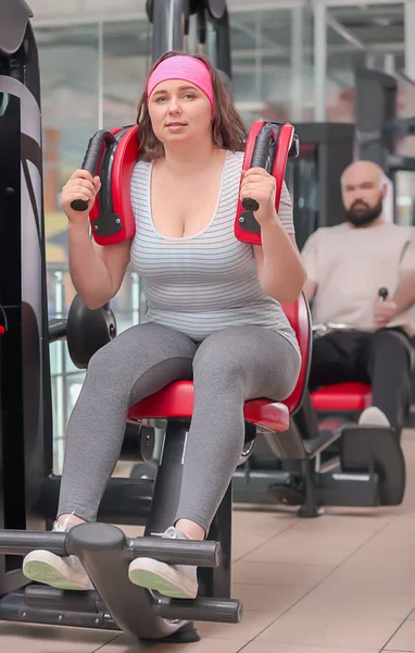 Nadwagę kobieta trening w siłowni — Zdjęcie stockowe