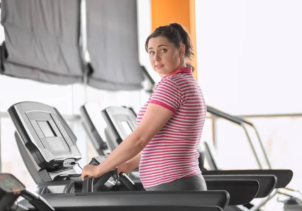 Надмірна вага тренування жінки в тренажерному залі — стокове фото