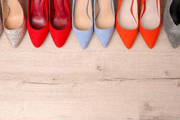Різні жіночі туфлі на підлозі — стокове фото
