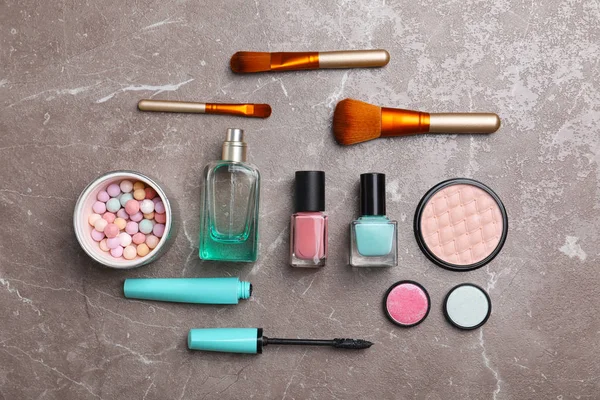 Flache Zusammensetzung mit Kosmetikprodukten auf grauem Hintergrund — Stockfoto
