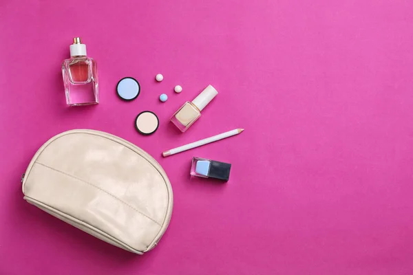 Lapos laikus összetétele a kozmetikai termékek színes háttérrel — Stock Fotó