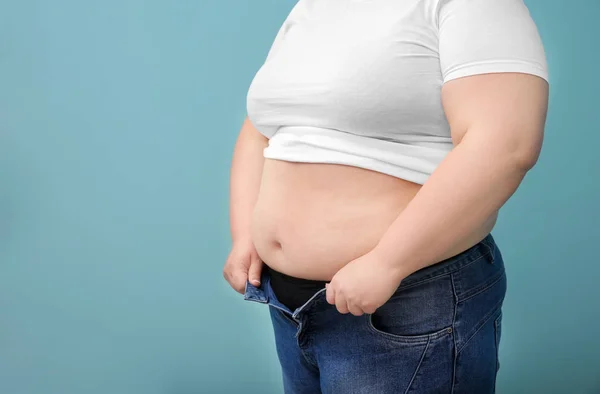 Renkli arka planda kilolu kadın — Stok fotoğraf