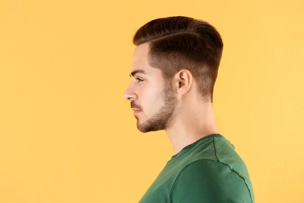 Porträtt av ung man med vackra hår färg bakgrunden — Stockfoto