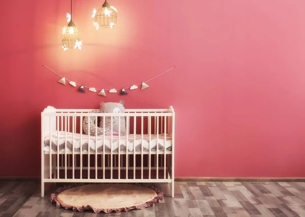 Moderna baby rum inredning med babysäng — Stockfoto