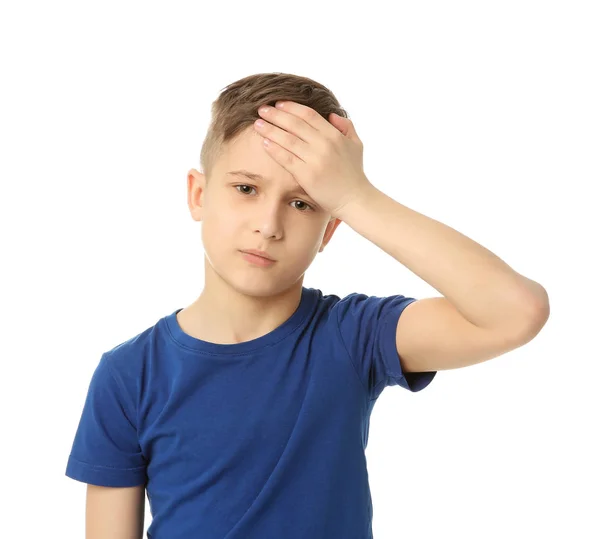 Liten pojke som lider av huvudvärk på vit bakgrund — Stockfoto