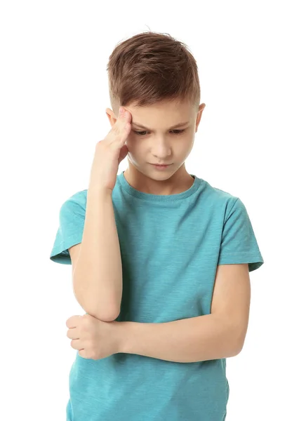 Niño que sufre de dolor de cabeza sobre fondo blanco — Foto de Stock