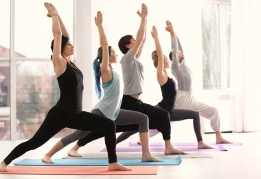 Grup pratik kapalı yoga insan