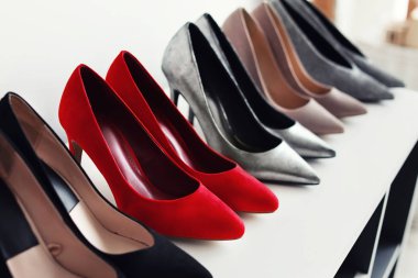 Yüksek topuklu ayakkabı raf mağaza