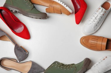 Beyaz arka planda farklı kadın ayakkabıları.