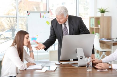 İşyerinde tartışmayı Ofis çalışanları